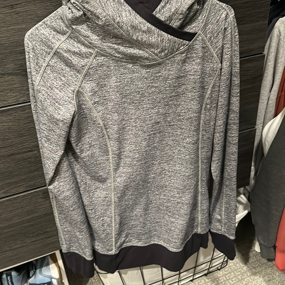 women’s lululemon hooded running sweater size 6, breathable pockets in back